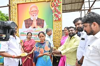 Saplings being handed over by Suryah at Kovilambakkam