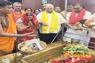 RJD Chief Lalu Prasad Yadav along with his wife Rabri Devi offering prayers at Hariharnath Temple in Sonpur.