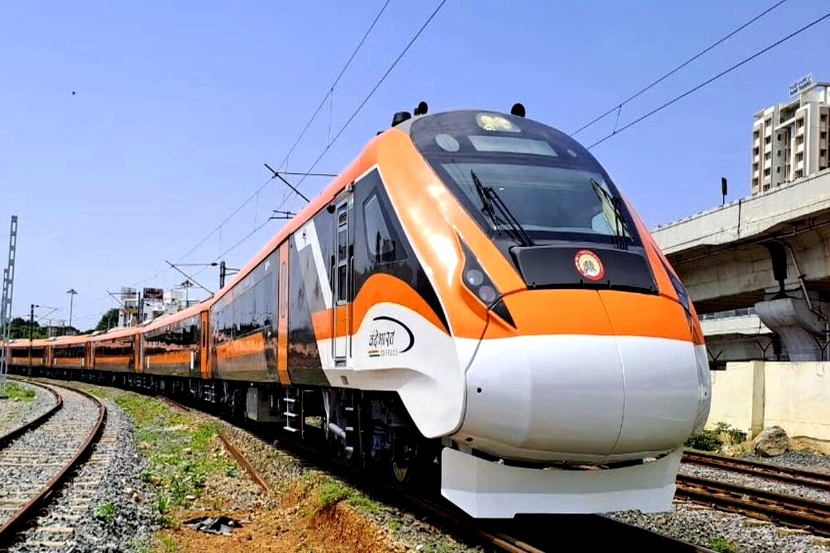  The driving end of the train is aerodynamically designed, contributing to its efficiency and aesthetics. (X)