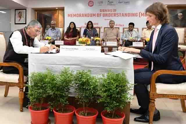 Gati Shakti Vishwavidyalaya Vice-Chancellor Prof. Manoj Choudhary and Airbus India President Remi Milard signing MoU at Rail Bhawan.