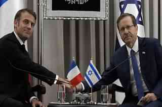 French President Emmanuel Macron (L) and President of Israel Isaac Herzog.