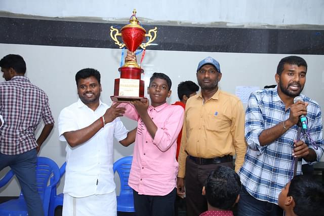 Ananthan handing over the trophy to Maharajeswaran