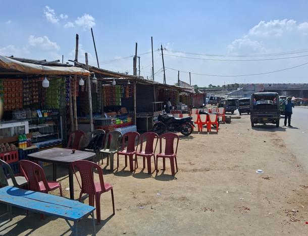 A series of shops run by Dobhi residents around the national highway