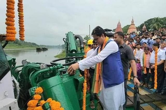 Minister of State for Ports, Shipping and Waterways Shantanu Thakur inaugurates the dredging work.