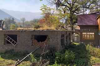 An abandoned house (left) of 
Kashmiri Pandits. 
