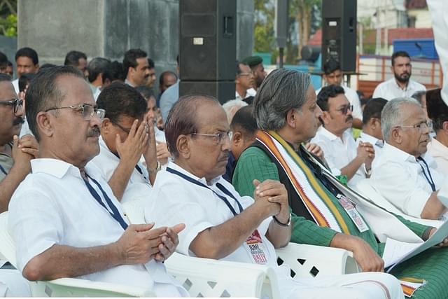 Shashi Tharoor along with IUML Leaders at the pro palestine rally in kerala