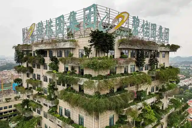China's largest property developer 'Country Garden' faces default.