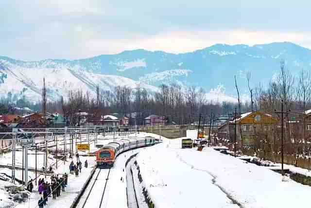 To prevent water from freezing in the train's tanks, the RCF designed double-walled composite insulated water tanks with capacities ranging from 450 to 685 litres. (X)