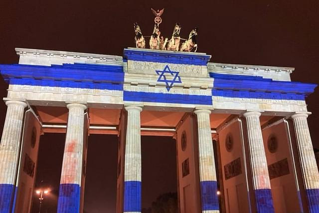 Berlin’s Brandenburg Gate lit up in blue and white in solidarity with Israel (Photo: Israel ישראל/X)