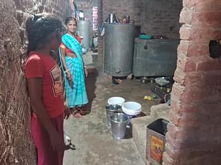 Neighbours who fill water from Kanti Devi's home. 
(Source: Swarajya)
