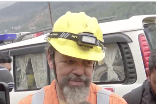 Arnold Dix, Australian expert, oined the rescue operations on 20 November.