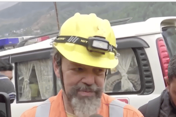 Arnold Dix, Australian expert, oined the rescue operations on 20 November.