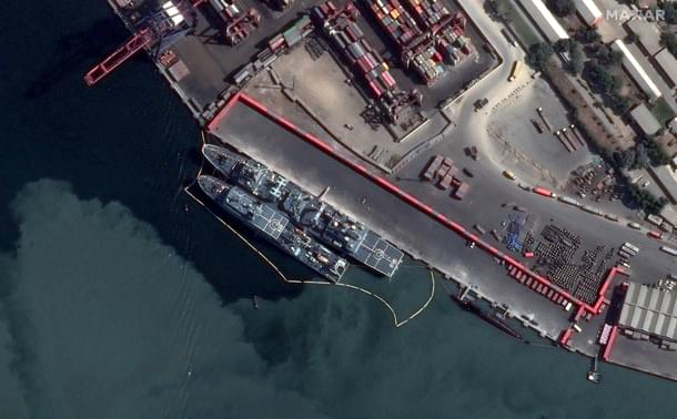 A Chinese destroyer and two frigates docked at Karachi. (@VishnuNDTV/Twitter)