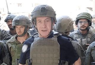 Israeli PM Benjamin Netanyahu with IDF soldiers (Pic Via Twitter)