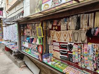 Street-hawkers selling accessories in Sultan Bazar, where Singh campaigned. (Sharan Setty/Swarajya)