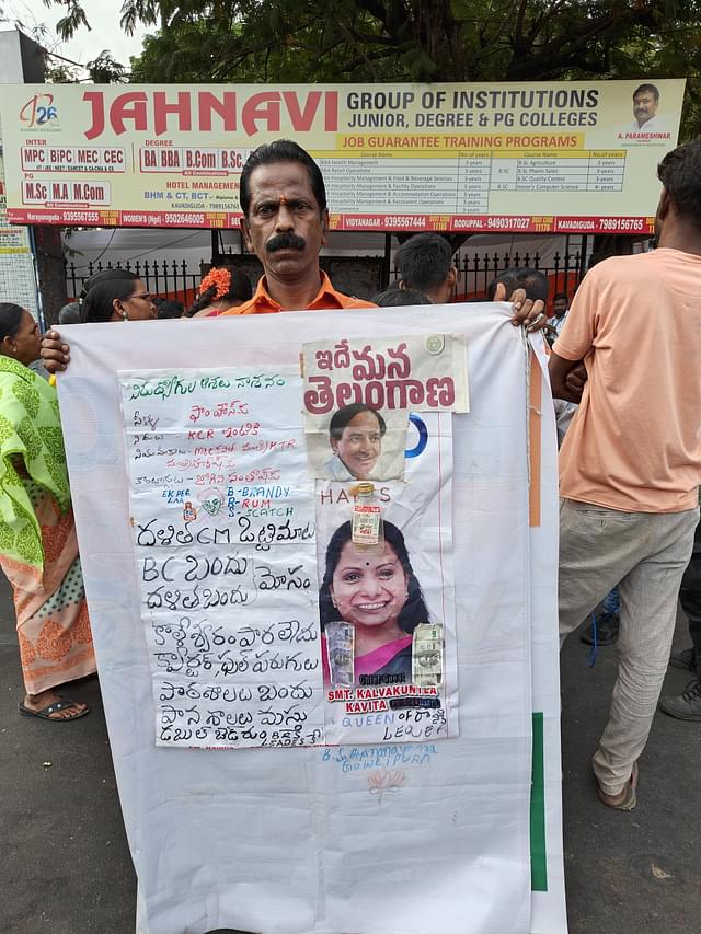 A man protesting against issues stemming from alcohol consumption in Telangana (Photo: Sharan Setty/Swarajya)