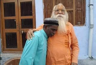 Acharya Satyendra Das (in saffron) with Iqbal Ansari, son of Hashim Ansari