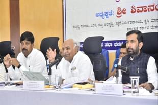 Karnataka's Agriculture Minister, Shivanand Patil (centre).