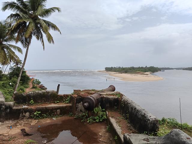 Betul Fort, and the confluence of River Sal with the Arabian Sea.