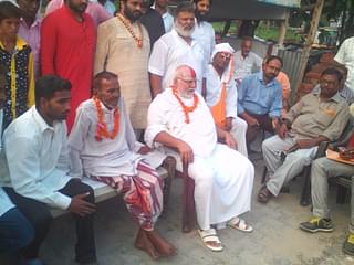 Late Hashim Ansari with Mahant Gyan Das (in white) of Hanuman Garhi temple