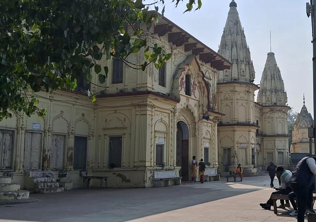 Old houses and temples with devotees and saints of all ages are the life of most of the inner streets of the town. 