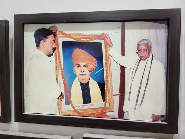 Ashok Singhal garlanding the photo of  Thakur Gurudutt Singh.
