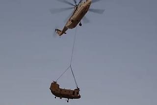 Mi-26 lifting Chinook helicopter. (Reddit)