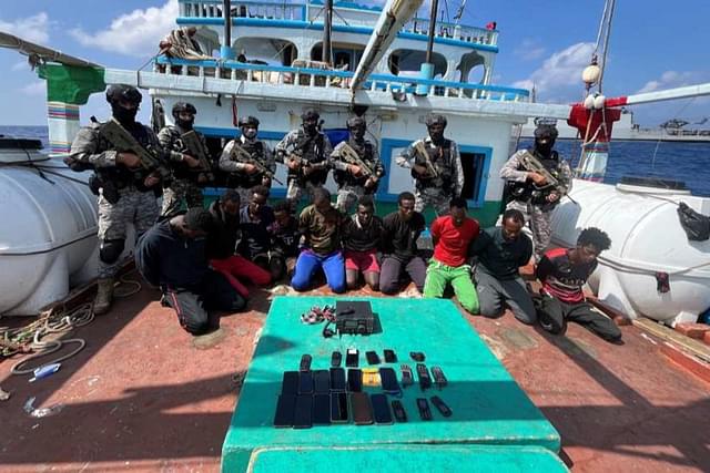 Indian Navy commandos with captured Somali pirates