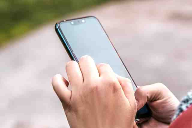 Close-up of hands holding a smartphone. (Marco Verch/Twitter)