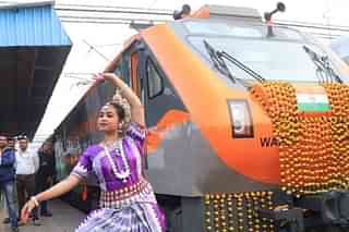 Amrit Bharat train being greeted at Cuttack Railway Station. (Picture from @RailMinIndia)