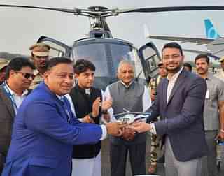 Sunny Guglani, Head of Airbus Helicopters, Airbus India and South Asia presenting a H125 model to Rohit Mathur, CEO of Heritage Aviation in the presence of Union Ministers Jyotiraditya M. Scindia and V.K. Singh.