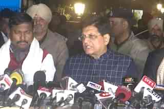 Arjund Munda (left), Piyush Goyal (right) after meeting with protesting farmers