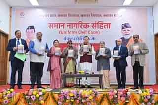 Uttarakhand CM Pushkar Singh Dhami recieved the report from the panel (Pic Via Twitter)