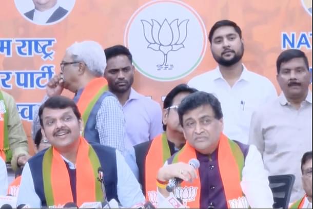 Ashok Chavan with BJP leader and Maharashtra Deputy CM Devendra Fadnavis (Pic Via Twitter)