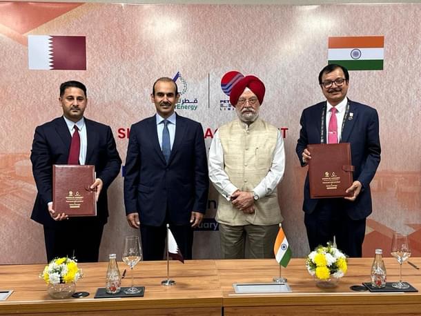Hardeep Singh Puri with Saad Sherida Al-Kaabi, during the signing of agreement