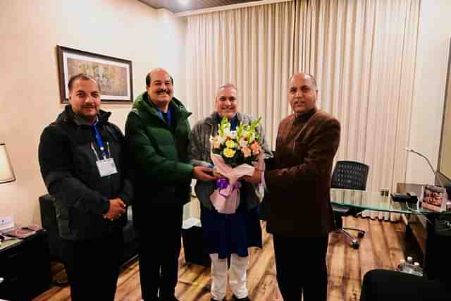 BJP leader and former Himachal CM Jairam Singh Thakur with Harsh Mahajan (Pic Via Twitter)