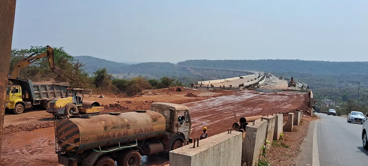 The new elevated link underconstruction. (AnkitSaxena/Swarajya)