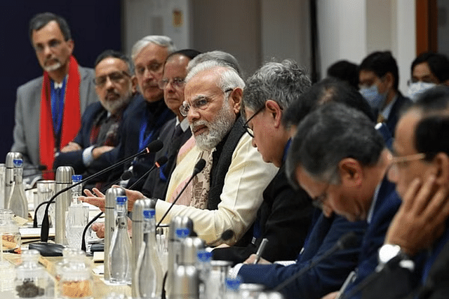 PM Modi with officials (Representative Image)