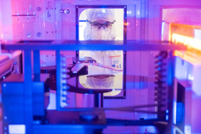 Intel employees in clean room "bunny suits" work at Intel's D1X factory in Hillsboro, Oregon.(Credit: Intel Corporation)