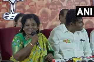 Tamilisai Soundararajan rejoins BJP, Annamalai on her left