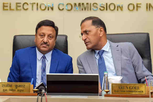 CEC Rajiv Kapoor (Left) and EC Arun Goel (Right)