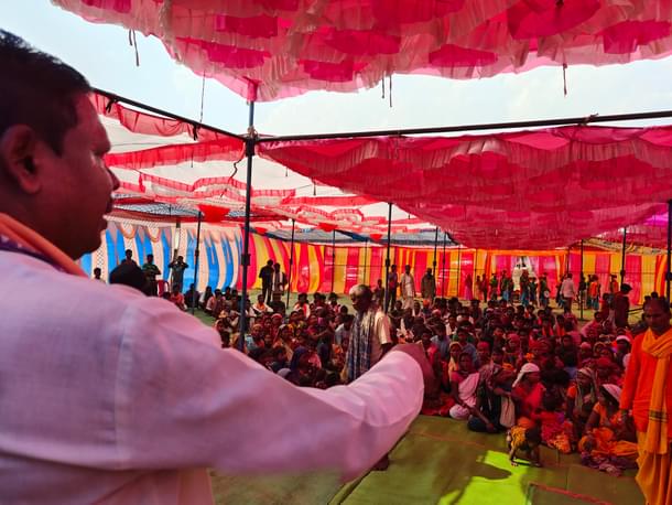 Kapildev Shastri addressing the gathering of Pahadi Korwas.