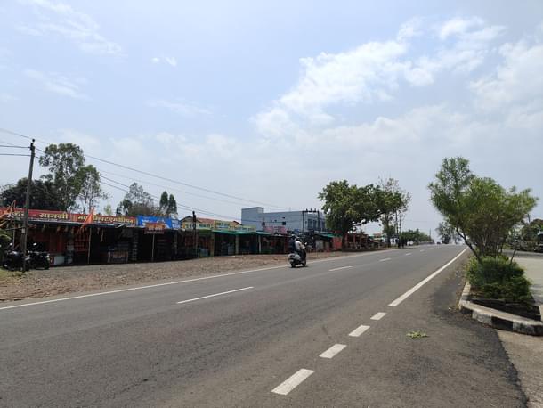 Some vendors outside the temple premises, overlooking the Nagpur-Chhindwara highway.
