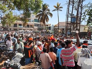A crowd mobbing him in Kunigal, welcoming his convoy.