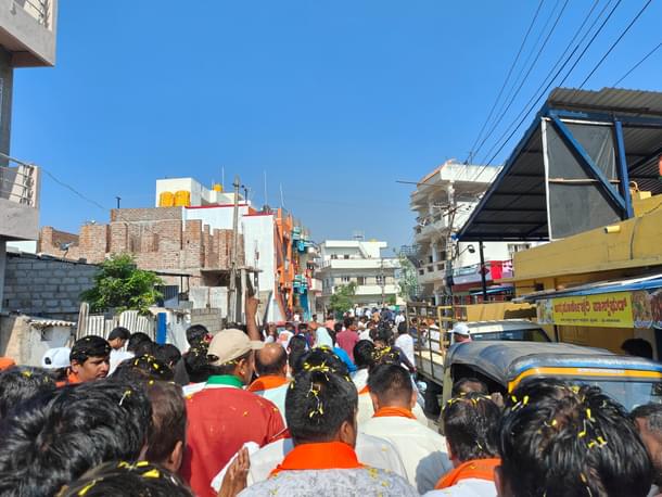 How the crowd looks like from the rear view.