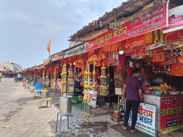 Vendors outside Hanuman Lok in Chhindwara's Jam Sawali.