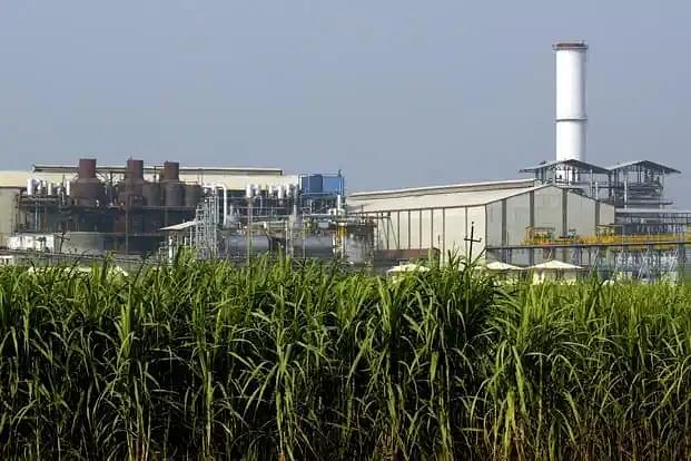 30 out of 75 politically active families in Maharashtra control sugar factories which are based either on the co-operative model or are operated by a privately run joint stock company. 