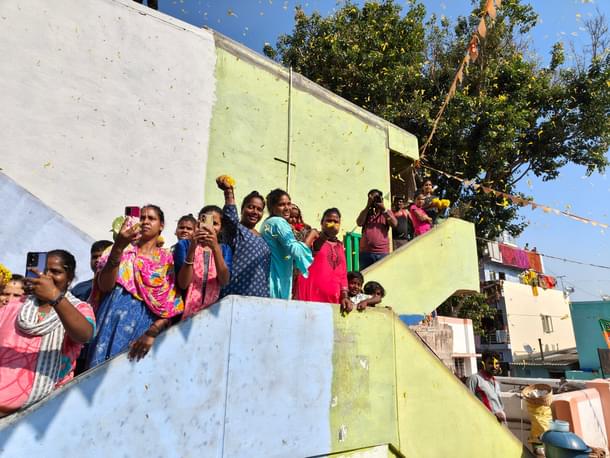 Women in Raghavendra Nagar welcoming the Maharaja.