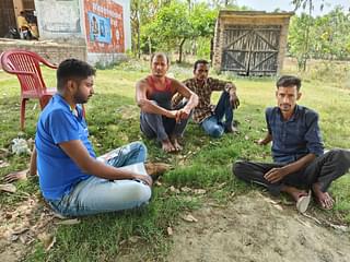 The author having a chat with farmers from Simr Akbarganj, Barkhera.