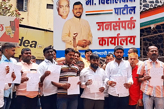 Supporters of Sangli Congress leader Vishal Patil holding letters written with their blood, urging him to file his candidature for the Sangli Lok Sabha seat as an independent. Patil is a third generation dynast and grandson of former Maharashtra CM Vasantdada Patil. (Source/ Tarun Bharat)